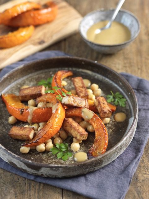 Salade hivernale : potimarron rôti, pois chiches et tofu grillé
