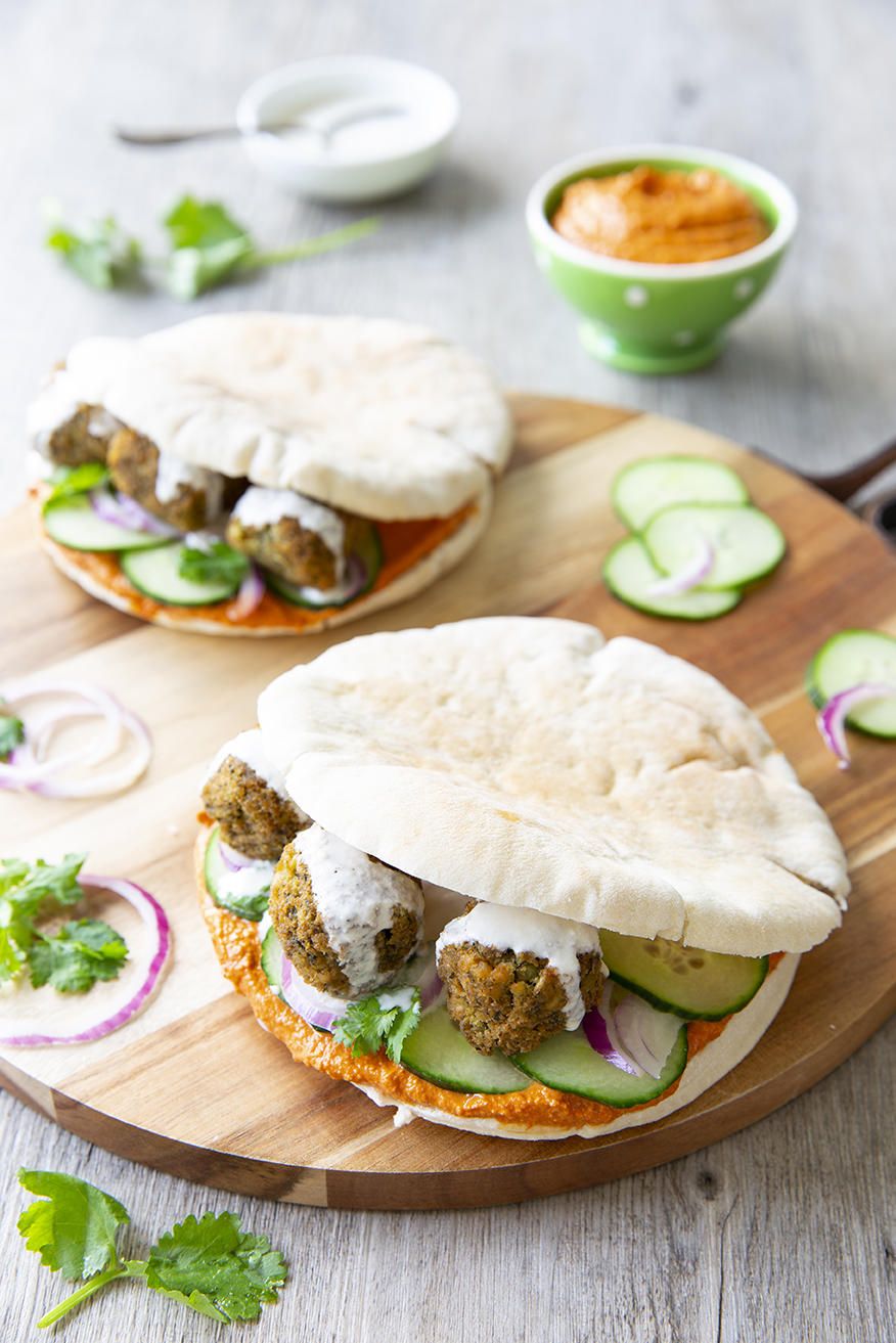 Pitas falafels et sauce mouhamara Pitas falafels et sauce mouhamara